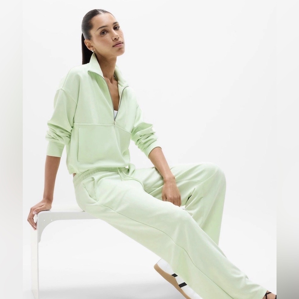 NWT Athleta Seasoft Straight Honeydew Green Pant Size Medium